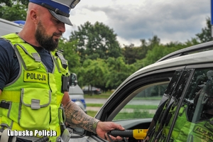 Policjanci ruchu drogowego przy kontroli trzeźwości