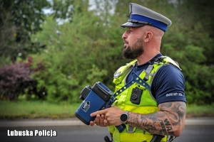 Policjanci ruchu drogowego z miernikiem prędkości