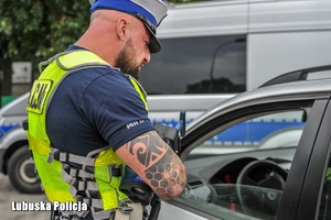 Policjanci ruchu drogowego przy kontroli