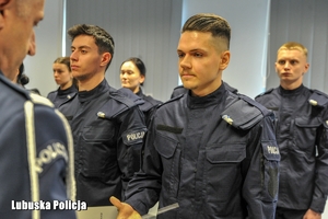 przekazanie aktów ślubowania dla policjantów
