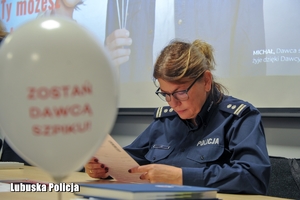 policjantka wypełnia dokumentację