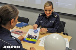 policjantki rozmawiają przy stole