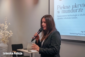 kobieta przemawia przez mikrofon