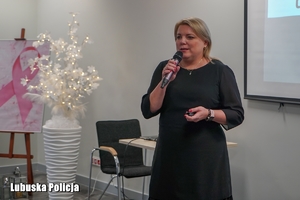 kobieta przemawia przez mikrofon