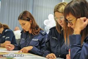Policjantki wypełniają dokumentację