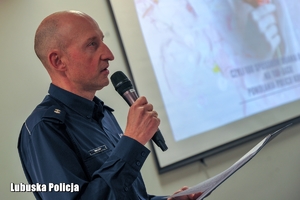 Policjant trzyma mikrofon