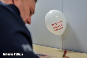 Policjant wypełnia dokumenty