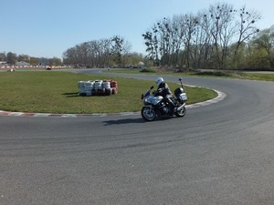 Policjant jadący na służbowym motocyklu