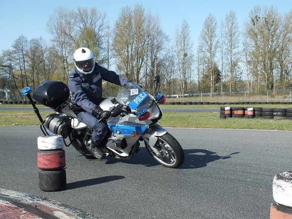 Policjant jadący na służbowym motocyklu