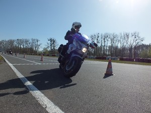 Policjant na motocyklu omija przeszkody