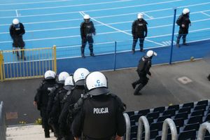 policjanci ćwiczą na stadionie