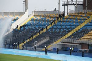 policjanci ćwiczą techniki przywracania porządku na stadionie