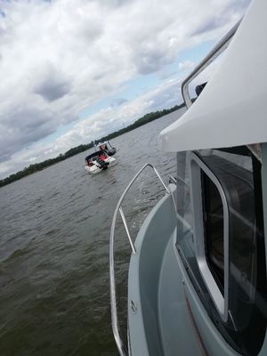 policjanci podpływają do potrzebujących pomocy