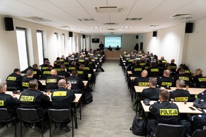 Policjanci w sali konferencyjnej czekają na rozpoczęcie konkursu