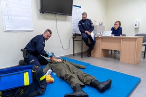 Policjant bierze udział w konkurencji z udzielania pierwszej pomocy.