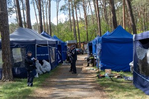 Widok na niebieskie namioty w których odbywają się konkurencje.