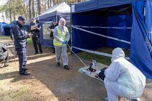 Policjanci mierzący odległość miarą.