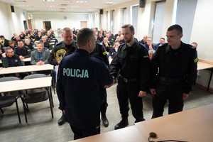 Komendant wręcza puchar policjantom