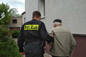 Policjant odprowadza Seniora do domu.