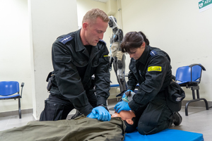 Policjant przeprowadza resuscytacje krążeniowo-oddechową.