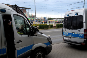 Dwa radiowozy na wysokości stadionu stoją przy drodze