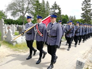 asysta honorowa na cmentarzu