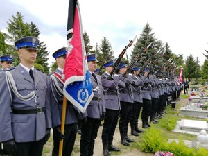 Policjanci oddają salwę honorową