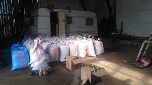 Worki z tytoniem i butelki z alkoholem