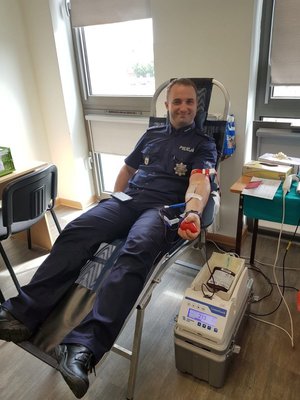 Policjant z Wydziału Prewencji KWP w Bydgoszczy oddaje krew.