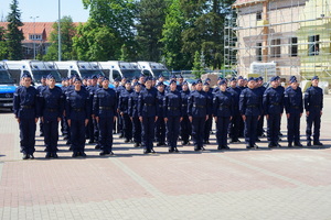 Widok na wszystkich nowoprzyjętych policjantów