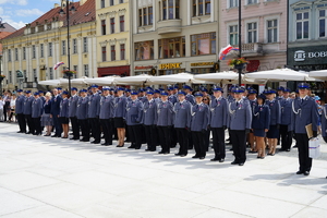 Szyk wyróżnionych policjantów.