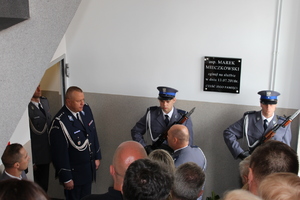 Komendanta Wojewódzki, asysta honorowa i goście przy tablicy pamiątkowej