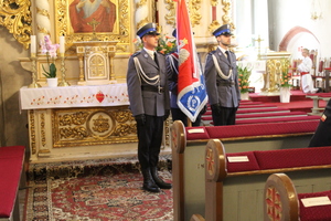 Policjanci ze sztandarem w kościele.