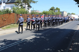 Przemarsz policjantów przez miasto.