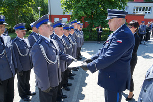 Policjanci odbierają awanse i nagrody.