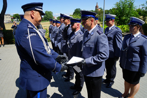 Policjanci odbierają awanse i nagrody.