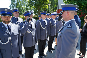 Policjanci odbierają awanse i nagrody.