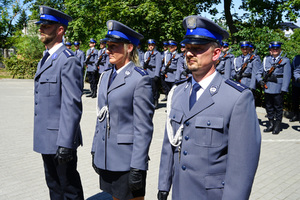 Policjanci odbierają awanse i nagrody.