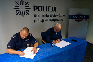 Komendant Wojewódzki Policji w Bydgoszczy i Dyrektor Izby Administracji Skarbowej podpisują porozumienie