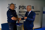 Komendant Wojewódzki Policji w Bydgoszczy i Dyrektor Izby Administracji Skarbowej przekazują sobie podpisane porozumienia