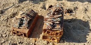 Amunicja wydobyta podczas prac polowych - dwie skrzynki