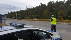 Policjant zamierza wideorejestratorem auta, które przekraczają prędkość.