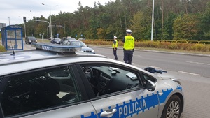 Policjant RD zatrzymuje auto do kontroli