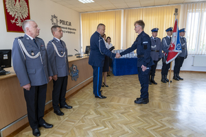 Komendant gratuluje nowo przyjętemu policjantowi