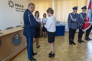 Komendant wręcza kobiecie medal