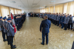 Komendant przemawia do nowo przyjętych policjantów