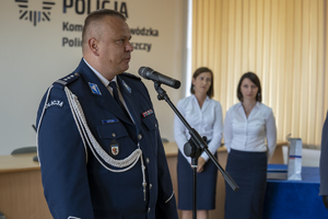 Komendant przemawia do nowo przyjętych policjantów