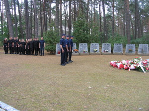 Policjanci składają kwiaty pod pomnikiem