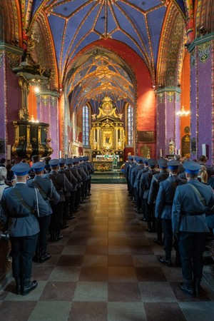 Kompania honorowa stoi w kościele