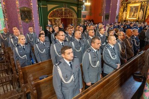 policjanci stoją w ławkach w kościele